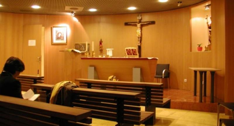La capilla de la T4 del Aeropuerto Adolfo Suárez Madrid-Barajas acoge una misa con motivo de la fiesta de la Virgen de Loreto, patrona de la aviación