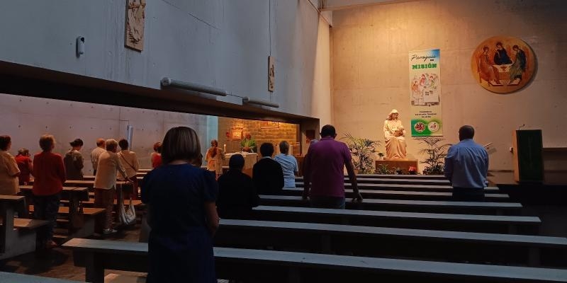 El cardenal José Cobo realiza una visita pastoral a la parroquia de la Santísima Trinidad, en Collado Villalba