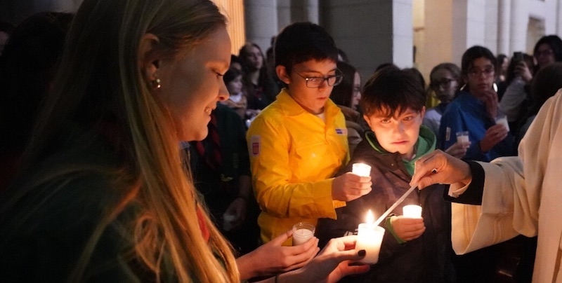La catedral de la Almudena acoge la Luz de la Paz de Belén, organizada por Scouts Madrid-MSC con el lema “Uniendo corazones, iluminando el mundo”