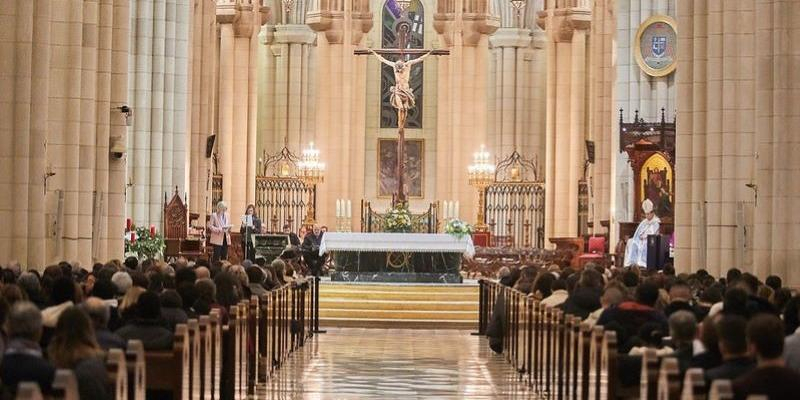 El obispo auxiliar, Vicente Martín Muñoz, preside la vigilia de la Inmaculada en la catedral de la Almudena