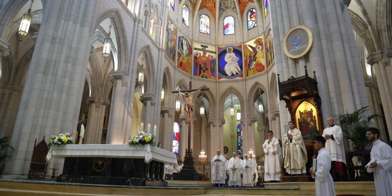El cardenal José Cobo preside la Misa del Gallo en la catedral de la Almudena