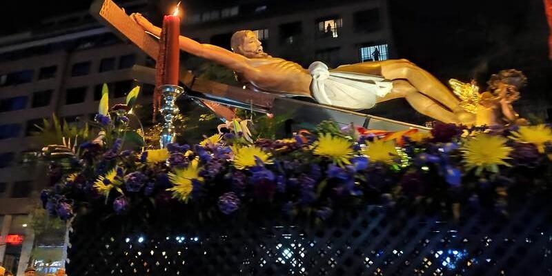 El Santísimo Cristo del Camino recorre las calles del barrio de Delicias en el Lunes Santo