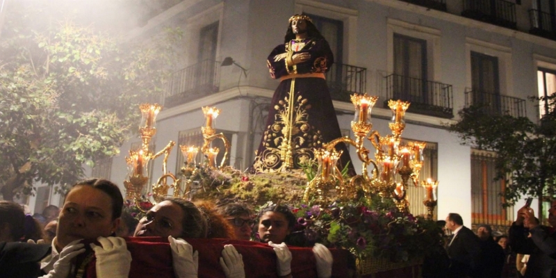 El Vía Crucis de Jesús 'El Pobre' vuelve a las calles de Madrid, con la imagen portada por mujeres y visita al Convento de las Carboneras