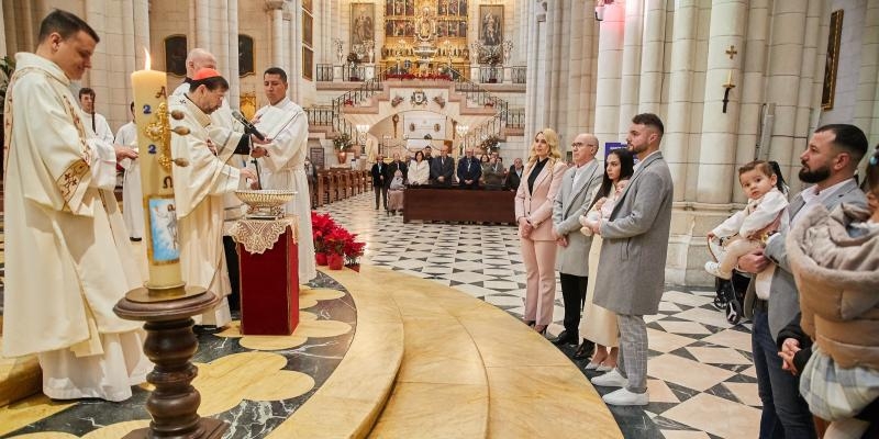 El obispo auxiliar de Madrid, Vicente Martín Muñoz, preside la Eucaristía en la festividad del Bautismo del Señor