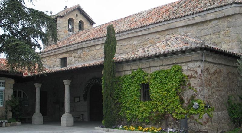 El cardenal José Cobo preside una misa en la Iglesia Parroquial de la Asunción de Nuestra Señora, en Torrelodones