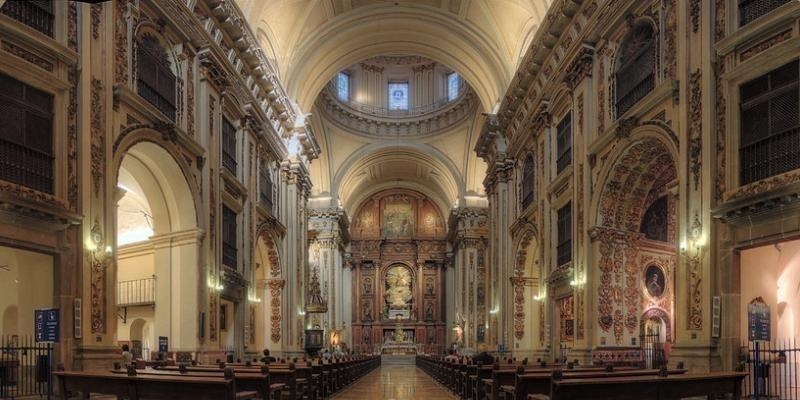Las siete hermandades con sede en la Colegiata de san Isidro y en la Iglesia de san Pedro el Viejo celebran un Vía Crucis como gesto de fraternidad