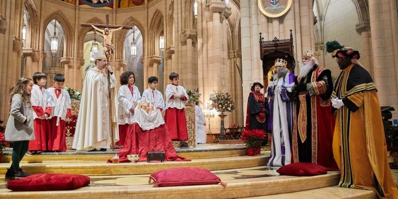 Tradicional recepción de Sus Majestades los Reyes Magos de Oriente en la catedral de la Almudena