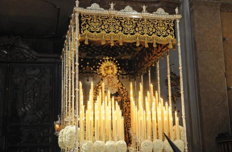 La Hermandad de Los Estudiantes realiza su salida procesional el Domingo de Ramos desde la Basílica Pontificia de San Miguel