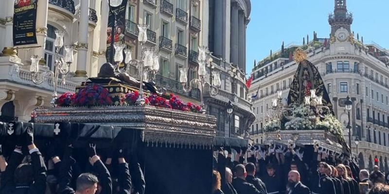 La Soledad recorre las calles de Madrid el Sábado Santo para encontrarse con su Hijo, Cristo Yacente