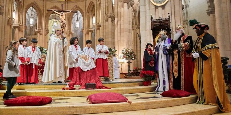 El cardenal José Cobo preside la Misa en la solemnidad de la Epifanía en la catedral de la Almudena