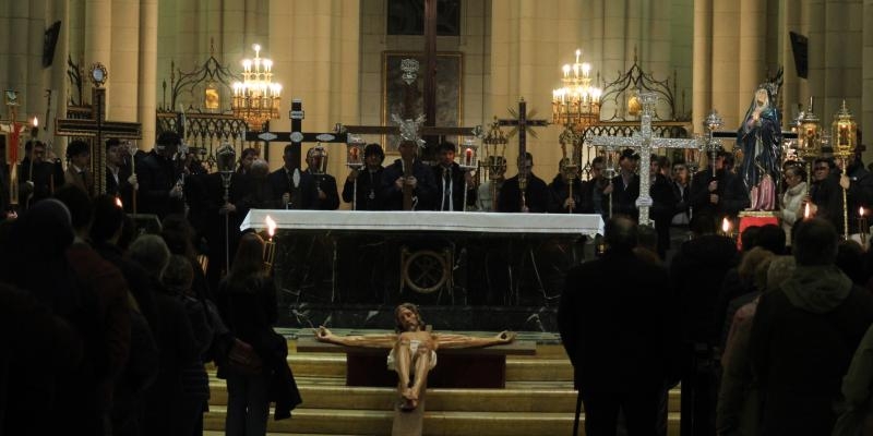 Caminar con Cristo: Jóvenes Madrid, Cofradías, Hermandades y el Seminario Conciliar celebran el Vía Crucis hacia la Catedral de la Almudena