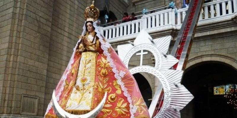El obispo auxiliar de Madrid, Vicente Martín Muñoz, preside una misa en la parroquia Virgen de los Llanos con motivo de fiesta de la Virgen de la Puerta