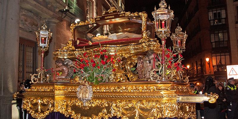 El Santo Entierro procesiona el Viernes Santo acompañando al Lignum Crucis