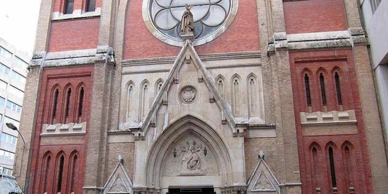 Nuestra Señora del Perpetuo Socorro acoge un encuentro de monseñor Santos Montoya con los jóvenes del arciprestazgo