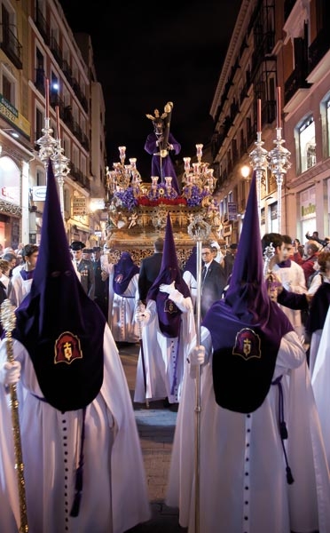 Monseñor Carlos Osoro participa en las procesiones madrileñas