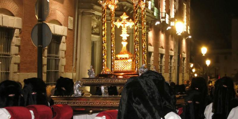 La Puerta del Sol acogerá el Viernes Santo una oración ante el 'lignum crucis' que procesiona el Santo Entierro