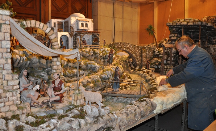 Félix Castedo, belenista de la Almudena: «Este es el nacimiento número 24 que pongo aquí»