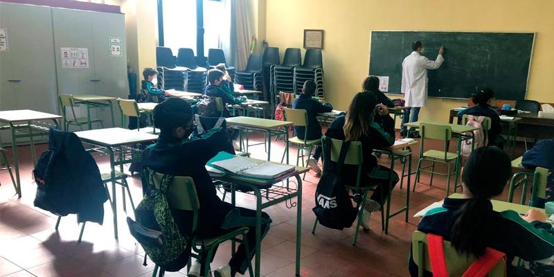 El colegio El Ave María, «la envidia del barrio» por poder desdoblar clases en su parroquia