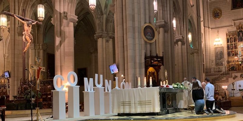 La necesidad de la comunión eclesial marca la vigilia Adoremos de los jóvenes