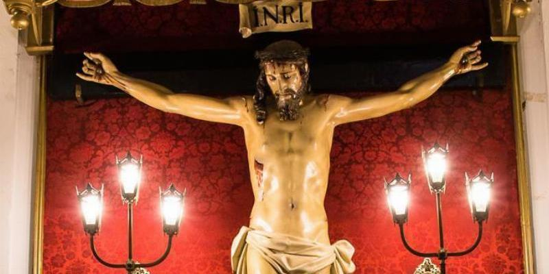 El Santísimo Cristo de la Esperanza recorre el centro de Madrid en el Viernes Santo en una estación de penitencia