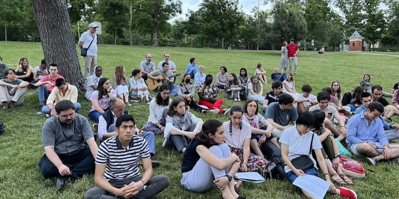 Más de un centenar de jóvenes de la Vicaría VII urbana se dieron cita en el parque del Oeste para rezar el rosario