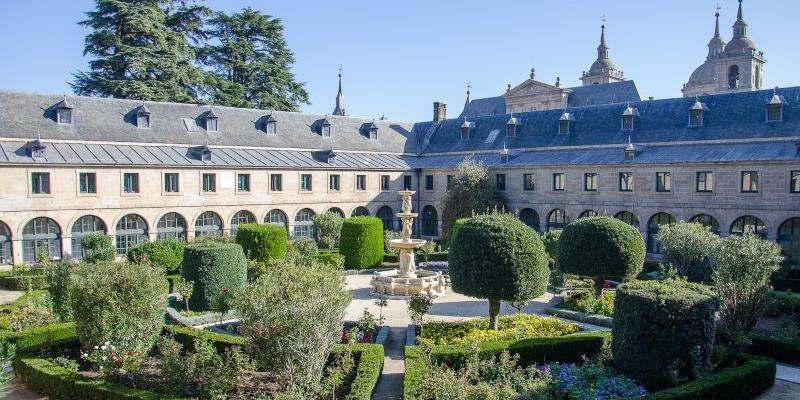 El Real Centro Universitario María Cristina acoge el curso 'Monoteísmo, ¿matriz de paz o de violencia?'