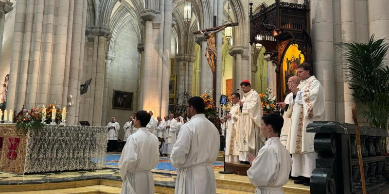 Madrid se reúne en masa en la Almudena para rezar por «el Papa de la misericordia y de la esperanza»