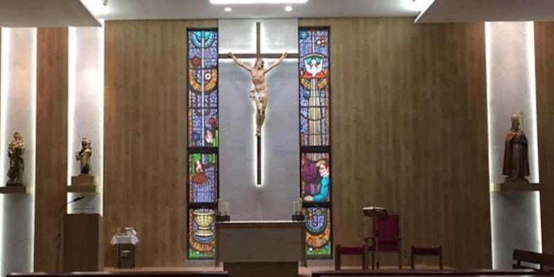 El vicario episcopal de la I administra el sacramento de la Confirmación en San Dámaso