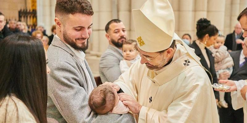El cardenal José Cobo preside la Misa en la Solemnidad del Bautismo del Señor en la Catedral de la Almudena