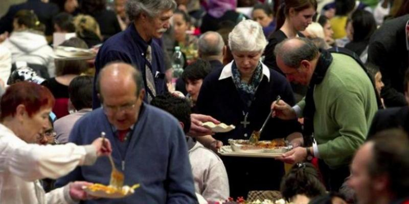 La comunidad de Sant’Egidio celebra su tradicional comida navideña, con el lema 'Una Navidad para todos'
