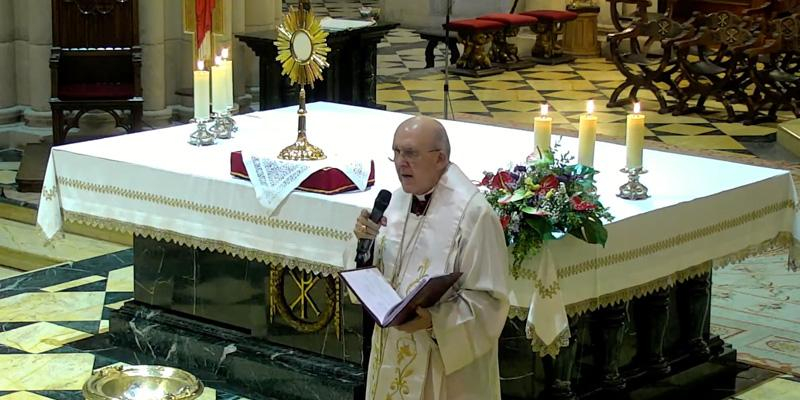 El arzobispo invita a los jóvenes a entregar al mundo lo que no tiene: la paz de Cristo