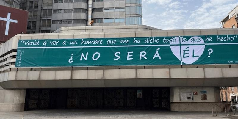 Los miembros del grupo Junior Buen Suceso celebran en el templo un día de acción de gracias por su 50 aniversario