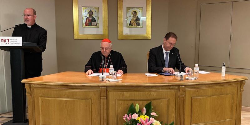 El ITVR y la Escuela 'Regina Apostolorum' inauguran el curso con una Misa en Inmaculado Corazón de María