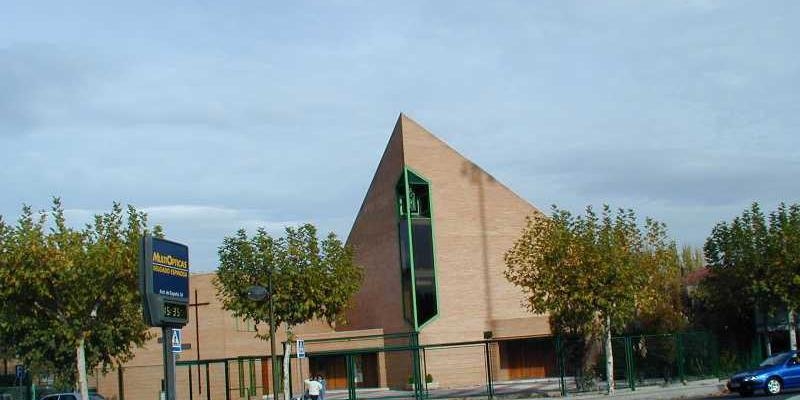 Juan Carlos Merino imparte el sacramento de la Confirmación en Santa María de Majadahonda