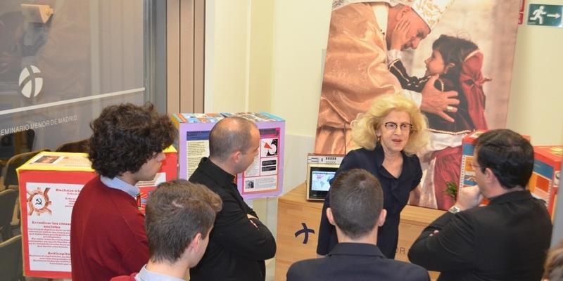 La embajadora de Polonia visita la exposición 'Juan Pablo II. Servidor. Pastor. Santo' en el Seminario Menor