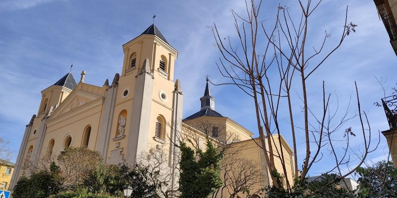 Juan Carlos Merino administra el sacramento de la Confirmación en San Lorenzo Mártir de El Escorial