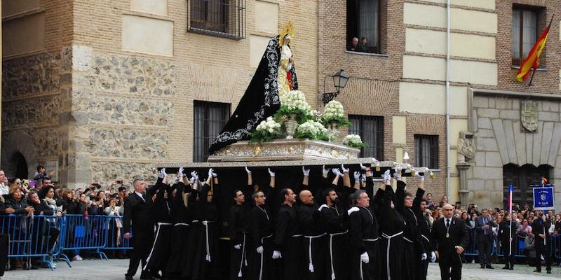 Procesión con Nuestra Señora de la Soledad y Desamparo y el Cristo Yacente en el Sábado Santo madrileño