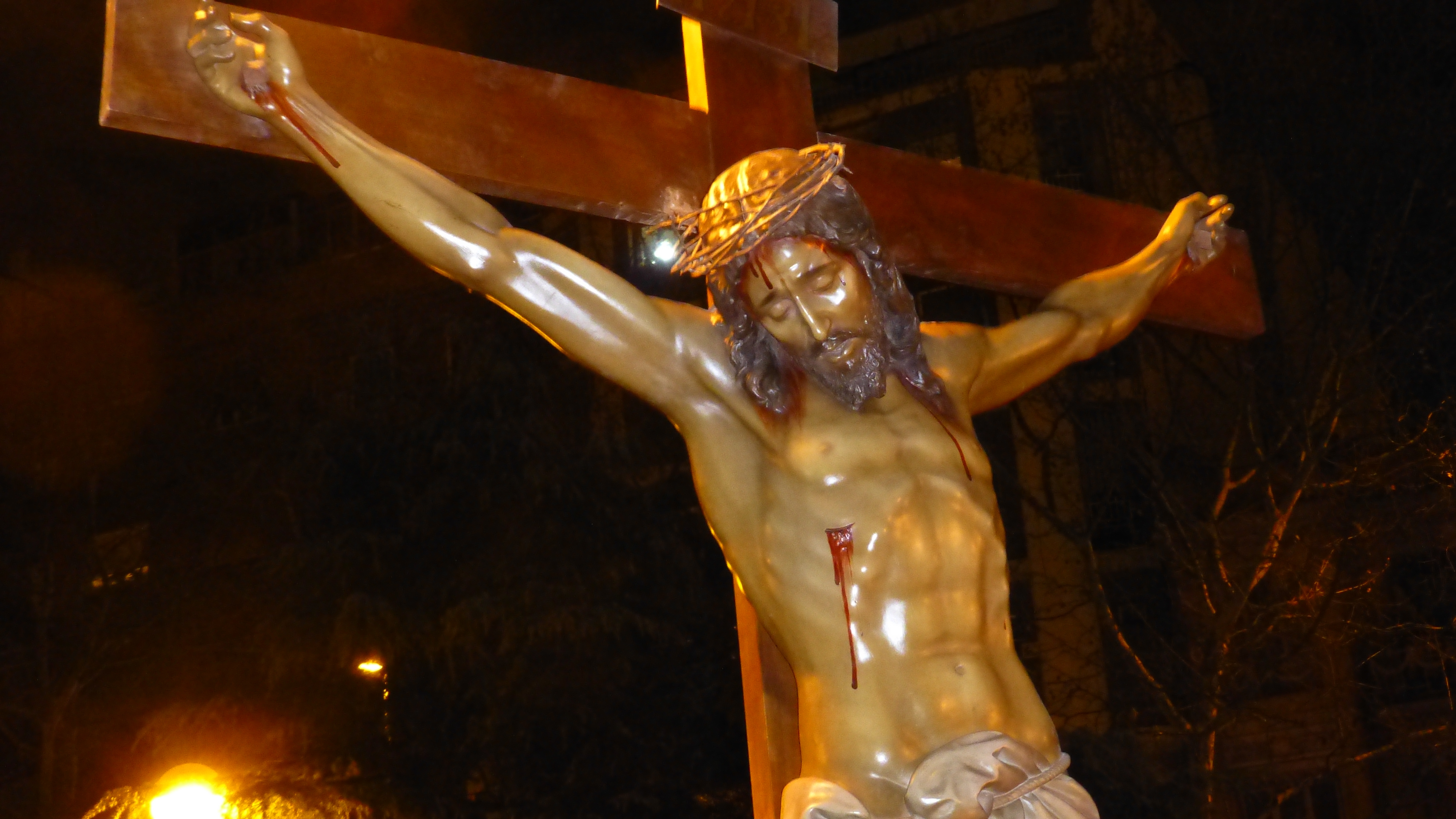 La parroquia Sagrado Corazón procesiona con el Cristo de la Misericordia