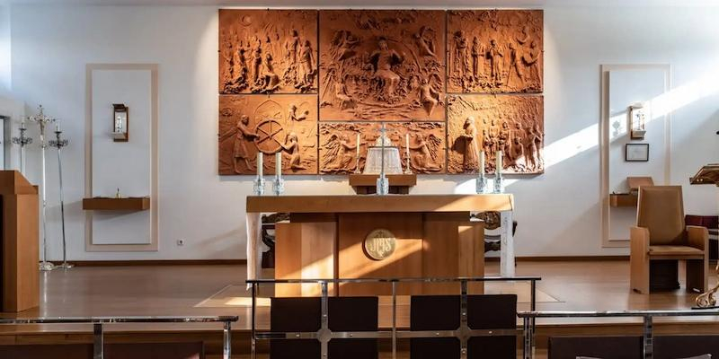 El cardenal José Cobo preside en San Josemaría de Aravaca una Eucaristía con motivo de su fiesta patronal