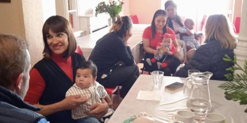 Irene Villa visita el Hogar Santa Bárbara de Cáritas Madrid: «En este lugar encuentras esperanza, fuerza y valor para salir adelante»