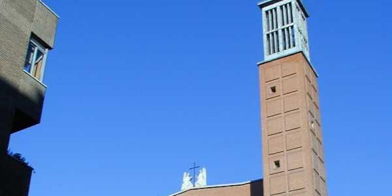 Juan Pedro Gutiérrez administra el sacramento de la Confirmación a un grupo de adultos en Nuestra Señora de la Paz