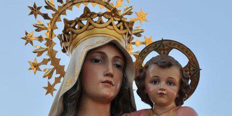 El padre Iván Mora predica la novena en honor a la Virgen del Carmen en la iglesia del Teologado de los carmelitas descalzos