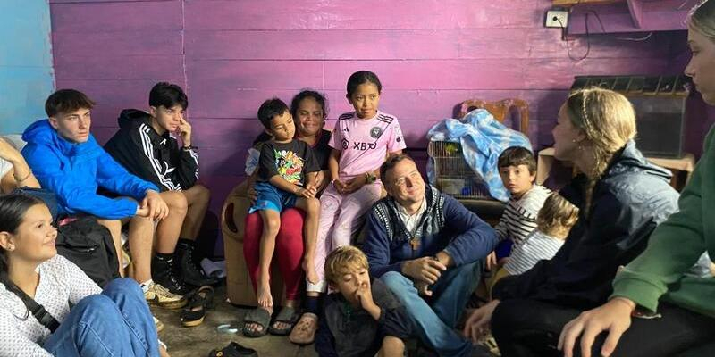 La historia de Rosa y Eduardo junto con sus siete hijos: una familia misionera madrileña que lleva el amor de Dios a los más alejados en un barrio periférico de Costa Rica