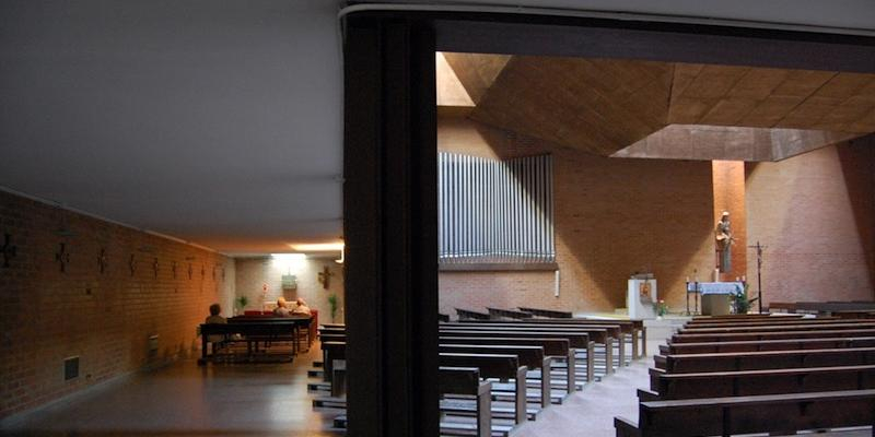 El vicario episcopal de la I administra el sacramento de la Confirmación en Nuestra Señora de la Luz