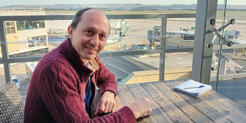 Pablo Seco, capellán de Barajas, galardonado con el premio Alter Christus: «Cristo sigue trabajando en nuestra sociedad abriendo puertas a los migrantes y a los refugiados»