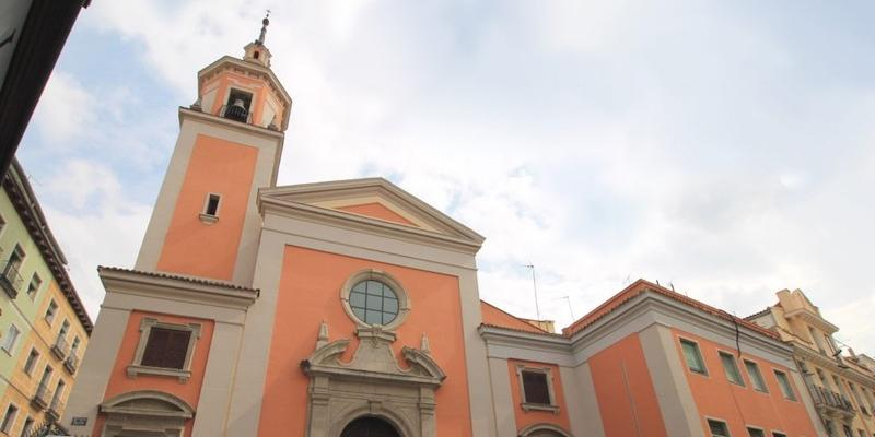 Juan Pedro Gutiérrez administra el sacramento de la Confirmación en San Lorenzo, de Lavapiés