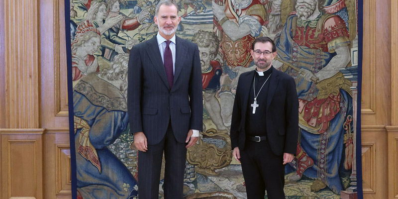 El rey Felipe VI recibe al cardenal José Cobo