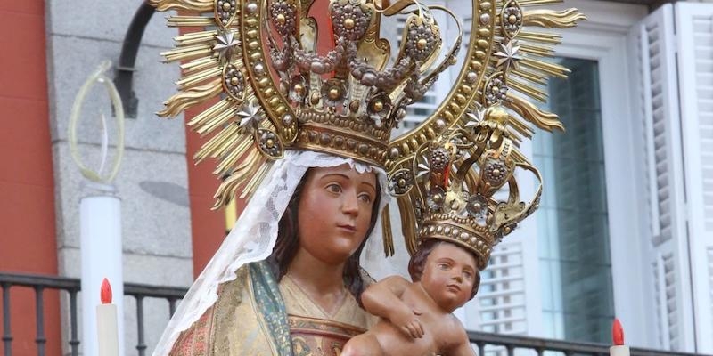 La Unidad de Música del Regimiento Inmemorial del Rey ofrece un concierto en la catedral en honor a la Almudena