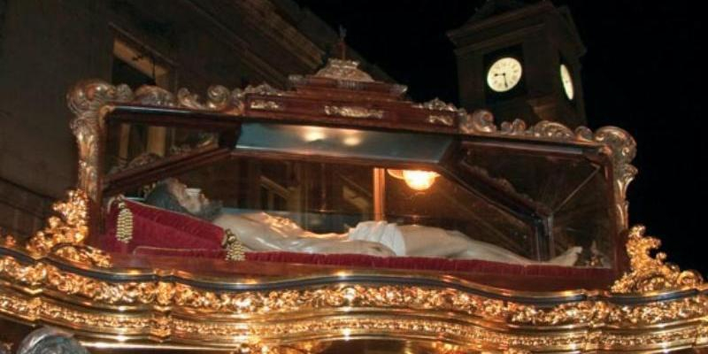 El Lignum Crucis acompaña la procesión del Santo Entierro en la noche del Viernes Santo