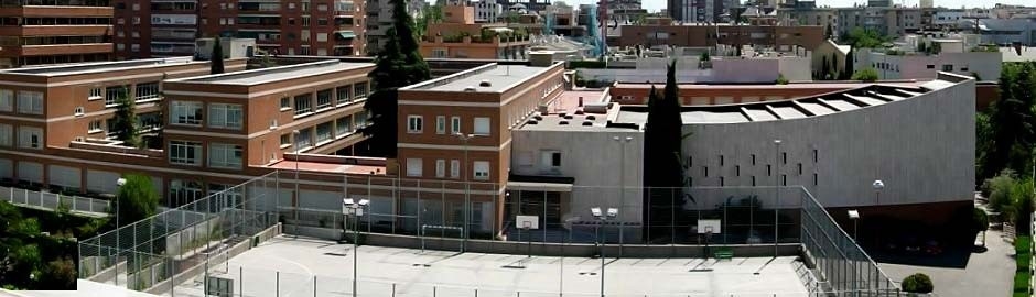 El cardenal imparte el sacramento de la Confirmación en el colegio Paraíso Sagrados Corazones